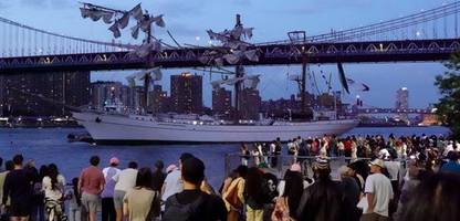 New York: Segelschulschiff rammt Brooklyn Bridge – zwei Menschen sterben