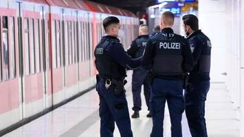 Mann brüllt Nazi-Parolen bei Notfall – dann tritt er nach Polizisten