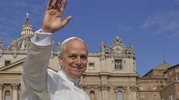 papst leo xiv. segnet gläubige in rom: „wir sind überwältigt“