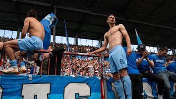 Hecking beeindruckt: Fans von Bochum und St. Pauli feiern zusammen