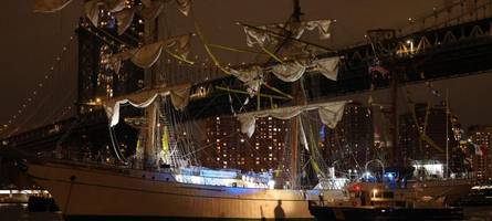 Schiff kollidiert mit Brücke in New York – Tote und Verletzte