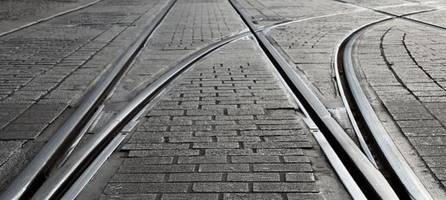 illegales rennen? raser überholt auf tramgleisen in augsburg