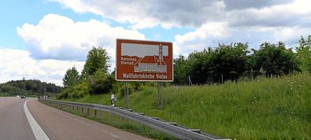 Touristische Tafeln an der A8: Was steckt eigentlich hinter den braunen Schildern an der Autobahn?