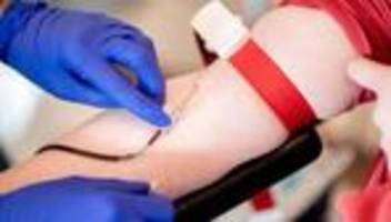 gesundheit: rotes kreuz wirbt um blutspenden - auch junge leute gefragt