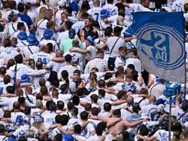 schon peinlich als spieler: fans pfeffern dem fc schalke 04 ihren zorn um die ohren