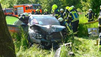 Schwerer Unfall bei Stapelfeld: Skoda prallt gegen Baum