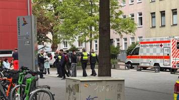 „steig aus!“: mann mit messer raubt alten bmw einer 20-jährigen