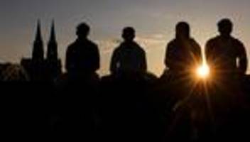 Studie über die junge Generation: Junge Menschen schauen wieder hoffnungsvoller in ihre eigene Zukunft