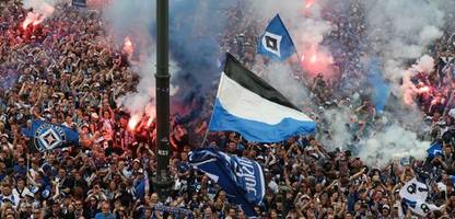 Hamburger SV: 40.000 HSV-Fans feiern Bundesliga-Aufstieg auf dem Rathausmarkt