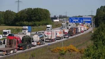 Frau (38) bei Unfall schwer verletzt – Verkehr staut sich auf der A7