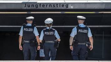 volltrunkener attackiert und bespuckt sanitäter und bundespolizisten