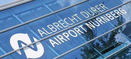 Betrunkener wird in Nürnberg aus Flugzeug geschmissen und schubst Polizistin