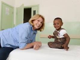 30 Jahre RTL-Wir helfen Kindern: Senta Berger dankt Spendern für Tamrats Prothesen