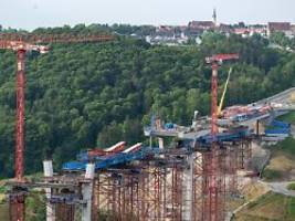 Gondel stürzte in die Tiefe: Polizei ermittelt nach Todesfällen auf Brückenbaustelle
