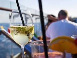 Prost, auf die 9000 Euro!: In Glas uriniert, von Kreuzfahrtschiff geflogen: Geld zurück