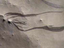 Zweifel an Wasser-Hypothese: Neue Erklärung für rätselhafte Rinnen auf dem Mars