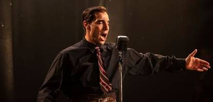 »monsieur aznavour« biopic: ein leben als herrlich schmalziges chanson