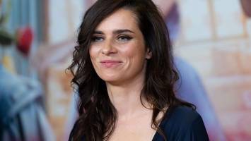 nora tschirner erhält emder schauspielpreis