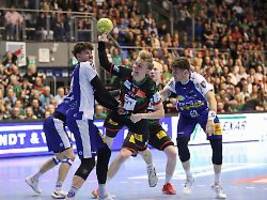 glück mit schiri-entscheidung: im ost-krimi behält titelkandidat magdeburg die nerven