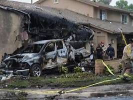 Riesiges Trümmerfeld: Kleinflugzeug verwüstet Wohngebiet in San Diego