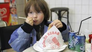 Dieser Mann steckt hinter dem Döner-Logo auf der Tüte