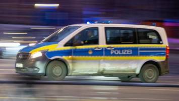 mann drückt zigarette im gesicht einer frau aus – zeugen gesucht