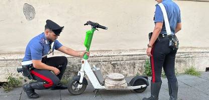 Rom: Deutscher Tourist fährt historischen Säulensockel auf E-Scooter durch die Stadt