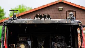 feuerwehrfahrzeug brennt bei lüneburg