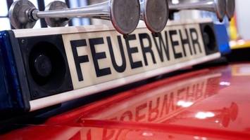 Flammen wüten in Mehrfamilienhaus: Großeinsatz der Feuerwehr