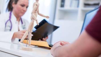 private krankenversicherung: beitrag steigt – experte nennt ausweg