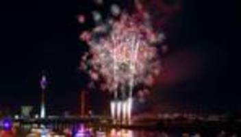 es wird bunt am nachthimmel: japanisches feuerwerk mit großen kalibern in düsseldorf