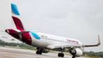 flughafen paderborn-lippstadt: heck von eurowings-maschine prallt bei landung auf
