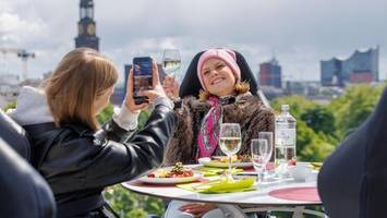 turbulentes dinner-abenteuer: so speist es sich in 50 metern höhe