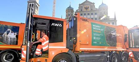 müllauto in unfall verwickelt: opel-fahrer macht sich in augsburg aus dem staub