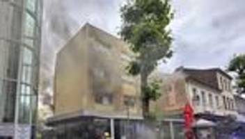 flammen: feuerwehr rettet zehn erwachsene und zwei kinder mit leitern