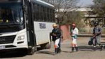 südafrika : 260 bergleute aus unterirdischem schacht in goldmine befreit