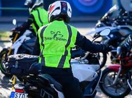 biker-bienen rasen nach wacken: auf motorrädern gegen das verstaubte landfrauen-image