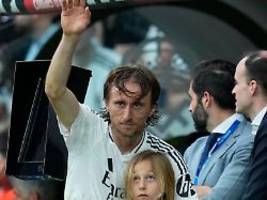 Legende verlässt Real Madrid: Luka Modrić bricht in Tränen aus und wird von Toni Kroos umarmt