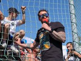 Pokal-Sensation nach Abscheu?: Der Kniat raus-Hass verwandelt sich in eine Liebesbotschaft