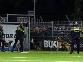 Schlagstöcke, Hunde, Notärzte: Üble Fußballfan-Massenschlägerei schockt die Niederlande