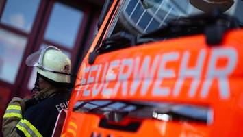 Fahrgast sucht nach Kopfhörern und steckt fest