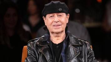 Scorpions-Sänger Klaus Meine singt sich im Duschraum warm