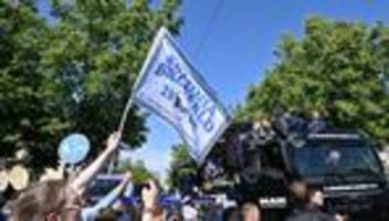 dfb-pokalfinale: jubel trotz niederlage: fans bereiten arminia großen empfang