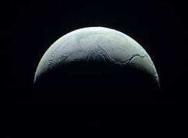 außerirdische nahe saturn?: astrobiologe sucht nach spuren von leben auf eismond
