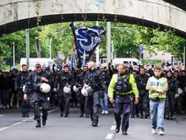 Fan-Verhalten sorgt für Ärger: Drama in Duisburg: Zuschauer stirbt beim Niederrhein-Pokalfinale