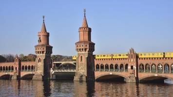 Autofahrer fährt Polizisten auf der Oberbaumbrücke an