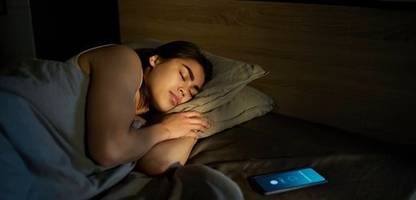 schlummertaste statt schlaf: frauen nutzen snooze-funktion häufiger als männer