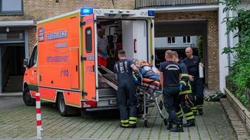 auf flucht vom balkon gestürzt? angeklagter pocht auf notwehr