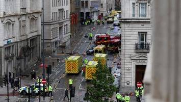 auto fährt in liverpool in menschenmenge – 53-jähriger festgenommen