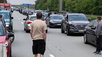 Durchgedreht in der Rettungsgasse: Polizei ermittelt Opel-Fahrer
